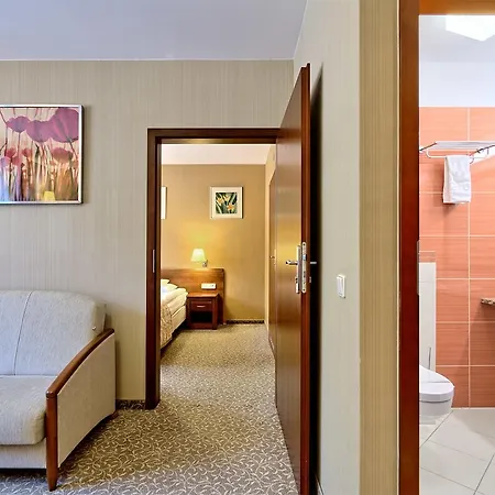 Otel Centuria & Natural Ogrodzieniec